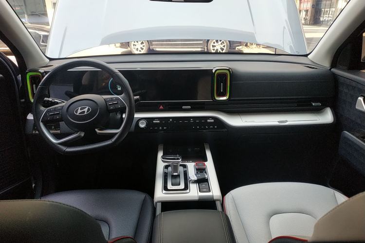 Used Hyundai ix35 2023 Musso 2.0L Flagship Edition TOP Center Console