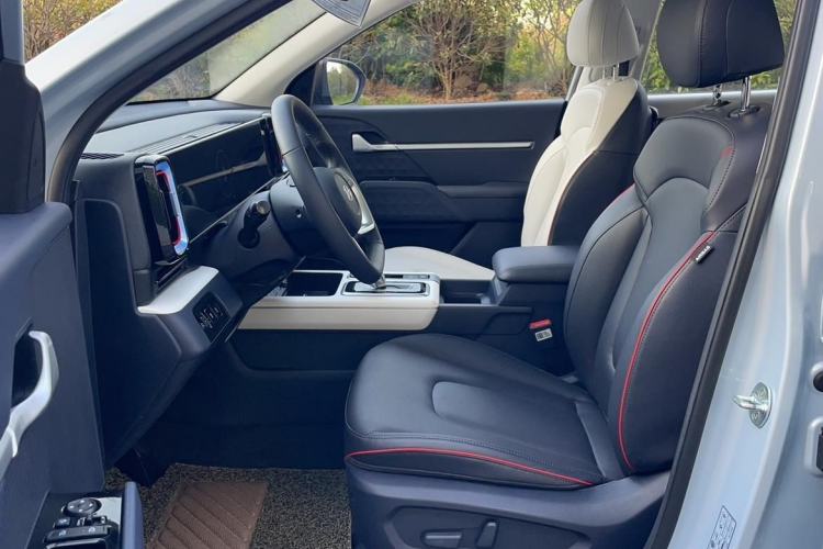 Used Hyundai ix35 2023 Musso 2.0L Prestige LUX Edition Interior 2
