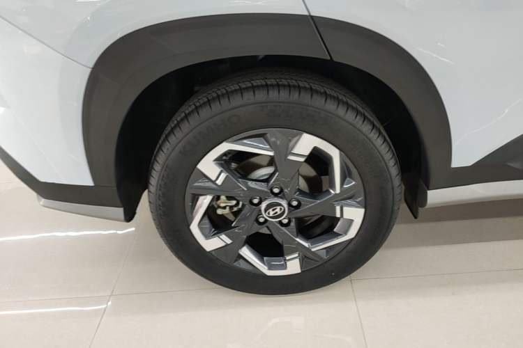 Used Hyundai ix35 2023 Musso 2.0L Prestige LUX Edition Right Rear Wheel Hub