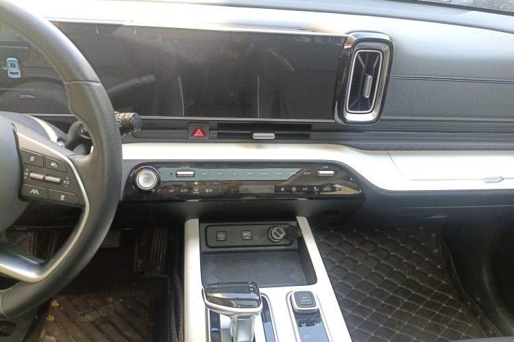 Used Hyundai ix35 2023 Musso 2.0L Prestige LUX Edition Audio And AC Panel