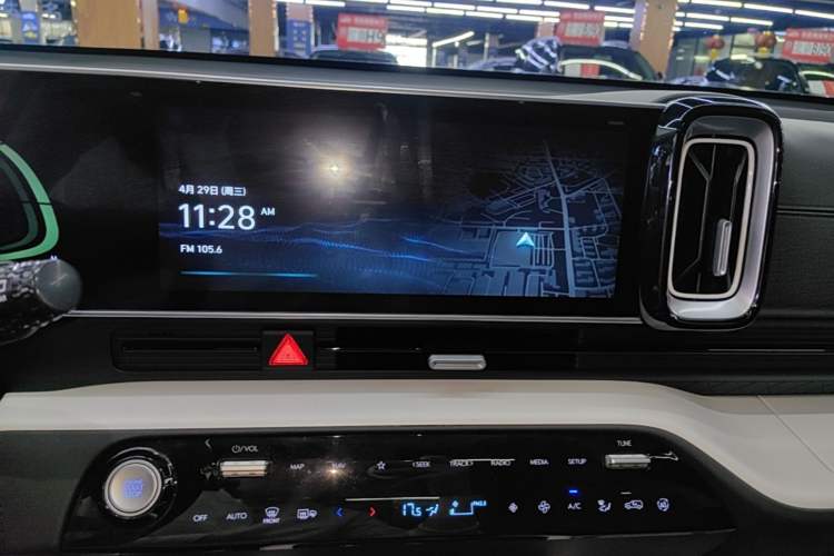 Used Hyundai ix35 2023 Musso 2.0L Prestige LUX Edition Audio And AC Panel