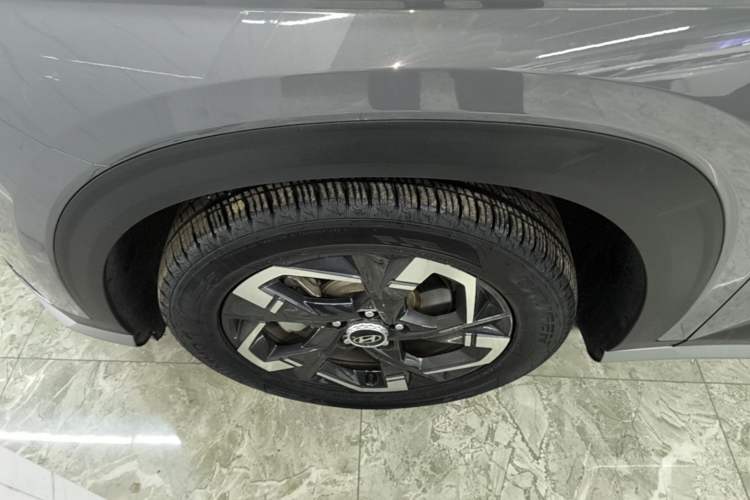 Used Hyundai ix35 2023 Musso 2.0L Prestige LUX Edition Left Front Wheel Hub