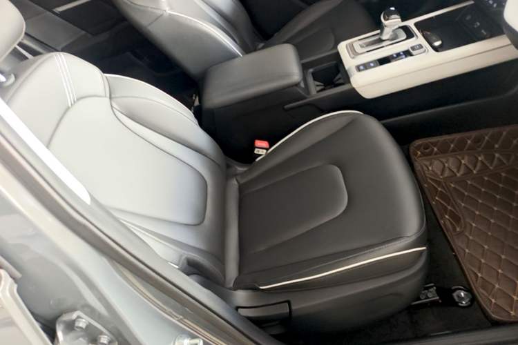 Used Hyundai ix35 2023 Musso 2.0L Prestige LUX Edition Right Front Seat
