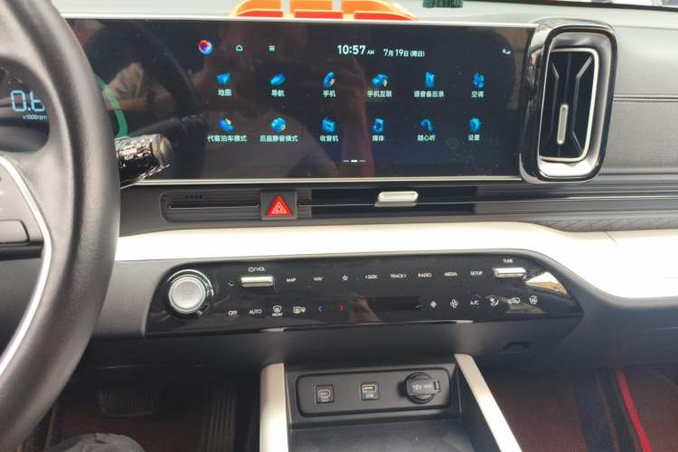 Used Hyundai ix35 2023 Musso 2.0L Prestige LUX Edition Audio And AC Panel