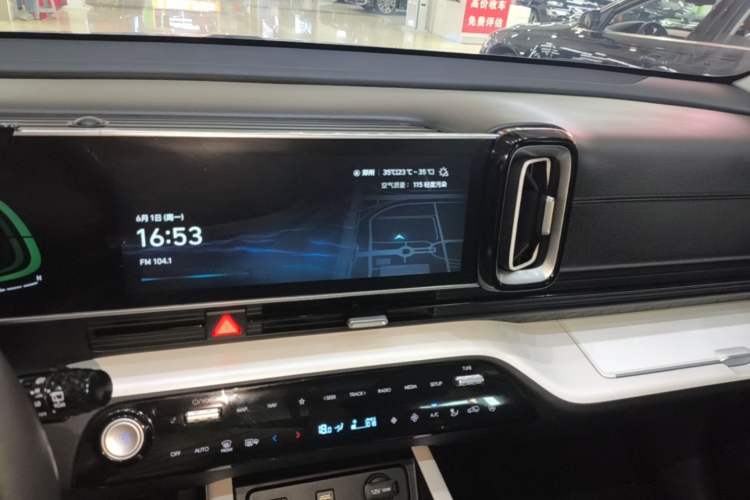 Used Hyundai ix35 2023 Musso 2.0L Prestige LUX Edition Audio And AC Panel