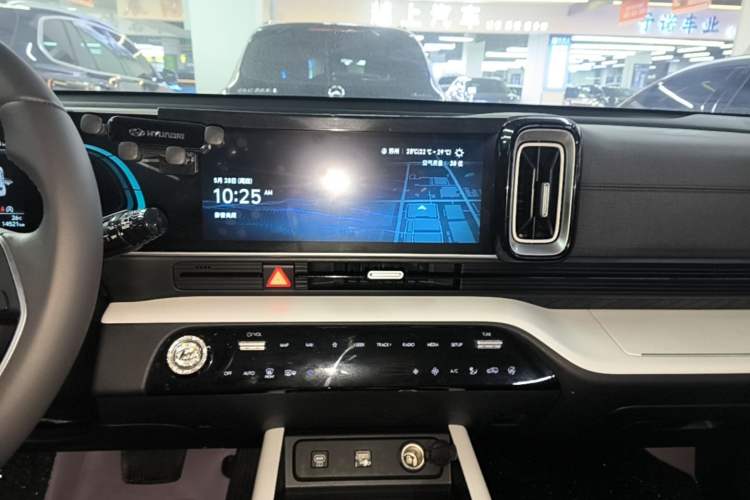 Used Hyundai ix35 2023 Musso 2.0L Prestige LUX Edition Audio And AC Panel