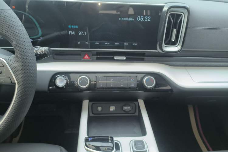 Used Hyundai ix35 2023 Musso 2.0L Deluxe Edition DLX Audio And AC Panel