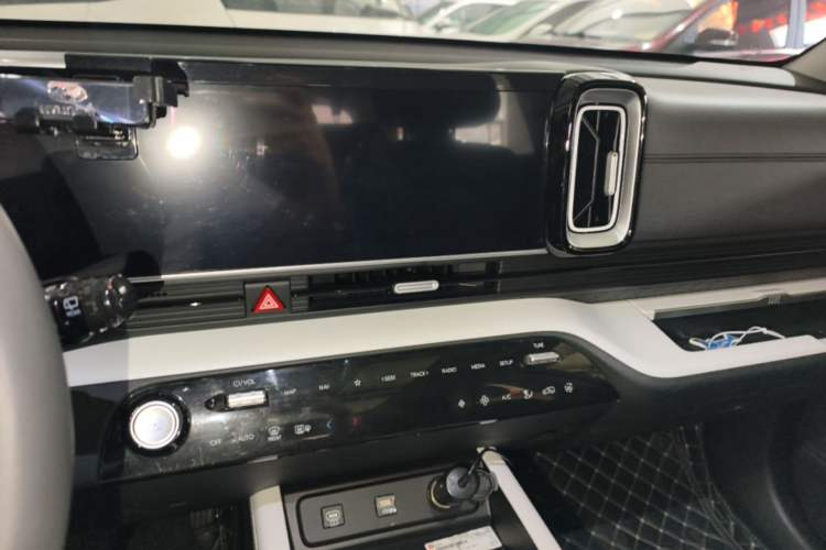 Used Hyundai ix35 2023 Musso 2.0L Deluxe Edition DLX Audio And AC Panel
