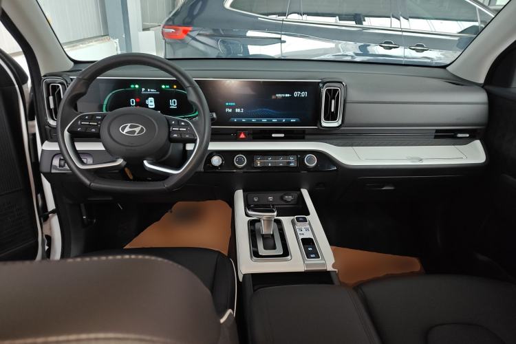 Used Hyundai ix35 2023 Musso 2.0L Deluxe Edition DLX Center Console