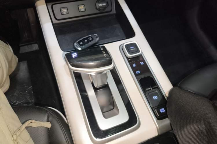 Used Hyundai ix35 2023 Musso 2.0L Prestige LUX Edition Gear Lever