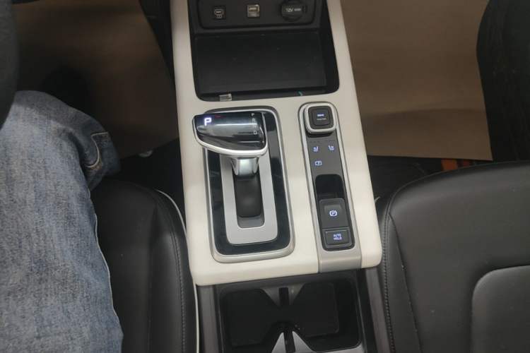 Used Hyundai ix35 2023 Musso 2.0L Deluxe Edition DLX Gear Lever