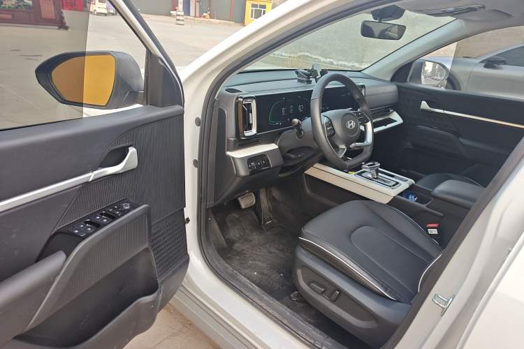 Used Hyundai ix35 2023 Musso 2.0L Deluxe Edition DLX Interior 2
