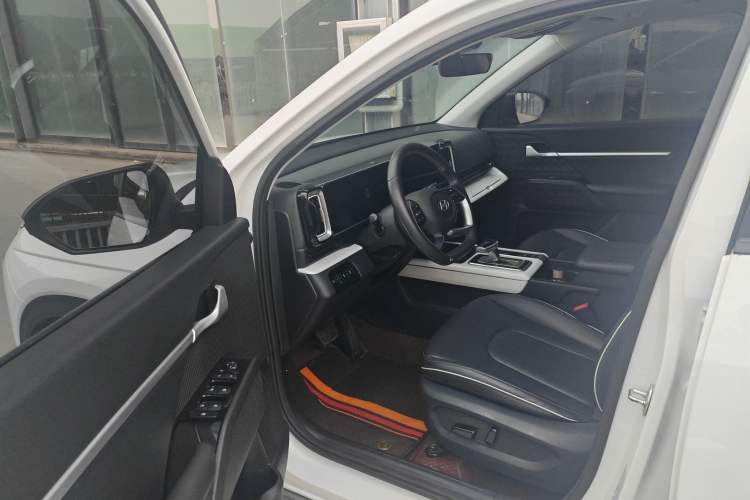 Used Hyundai ix35 2023 Musso 2.0L Deluxe Edition DLX Interior 2