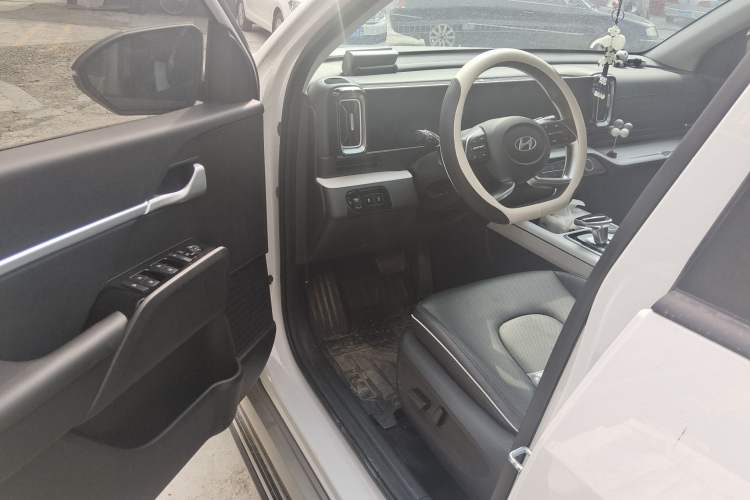 Used Hyundai ix35 2023 Musso 2.0L Deluxe Edition DLX Interior 3