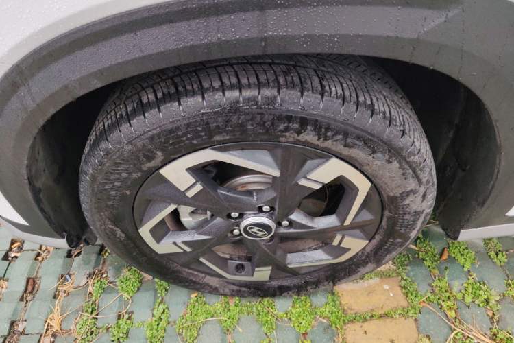 Used Hyundai ix35 2023 Musso 2.0L Prestige LUX Edition Left Front Wheel Hub