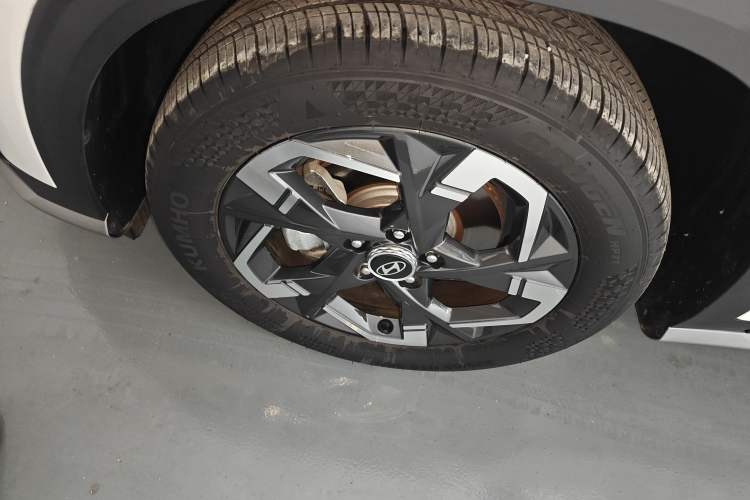 Used Hyundai ix35 2023 Musso 2.0L Deluxe Edition DLX Left Front Wheel Hub