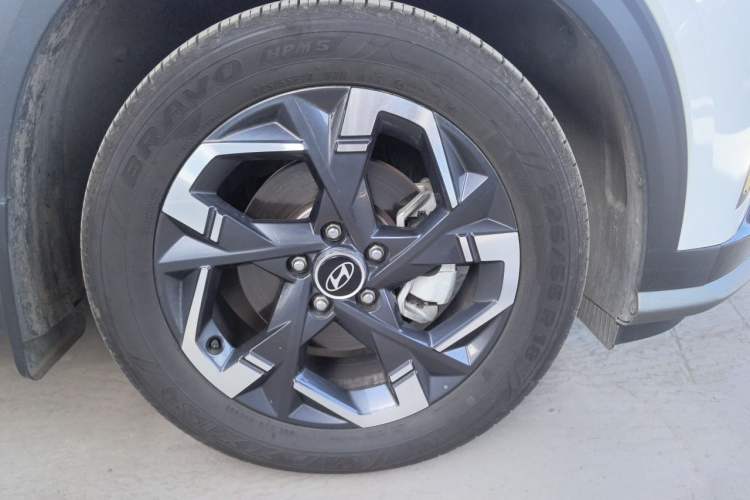 Used Hyundai ix35 2023 Musso 2.0L Prestige LUX Edition Right Front Wheel Hub