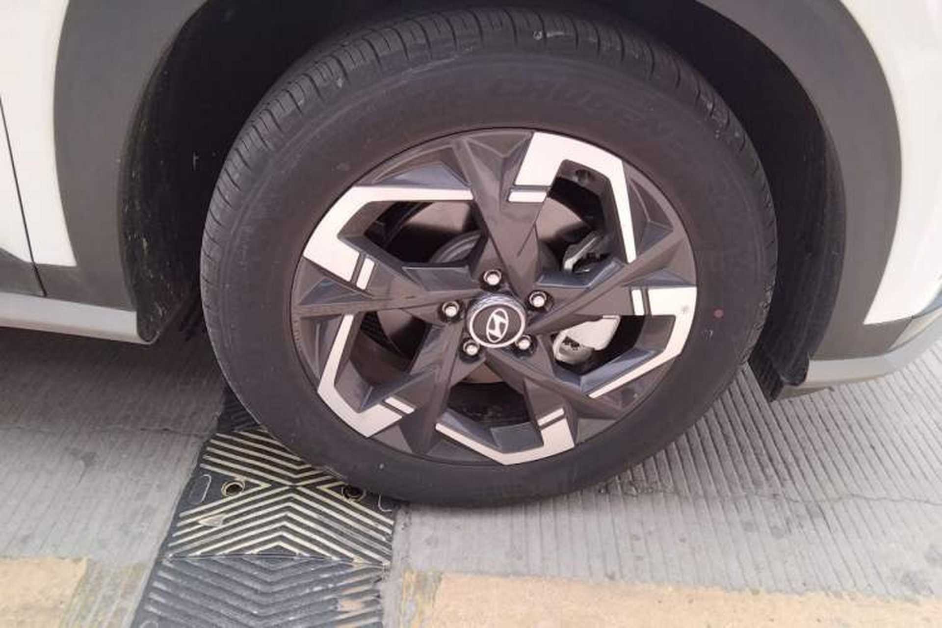 Used Hyundai ix35 2023 Musso 2.0L Deluxe Edition DLX Right Front Wheel Hub