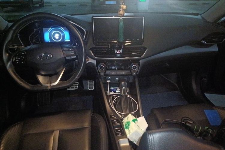 Used Hyundai Lafesta 2019 280TGDi Smart Speed Version China VI Standard Center Console
