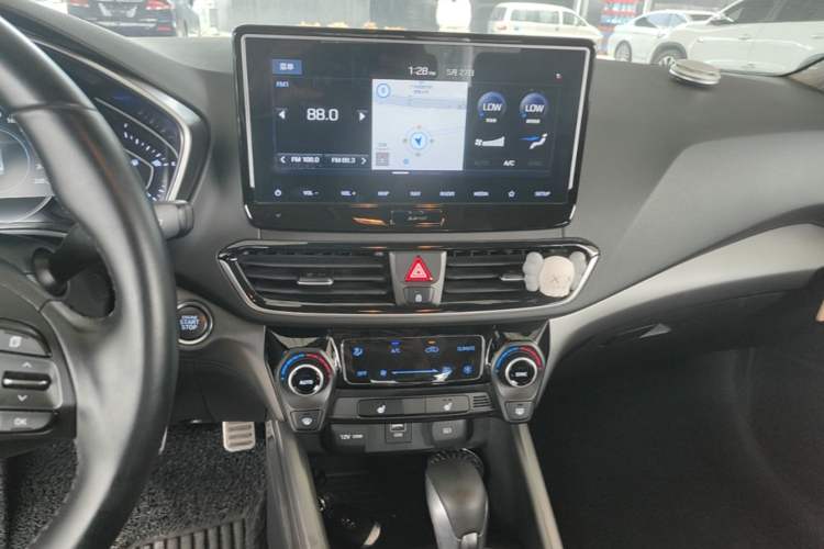 Used Hyundai Lafesta 2019 280TGDi Smart Speed Version China VI Standard Audio And AC Panel