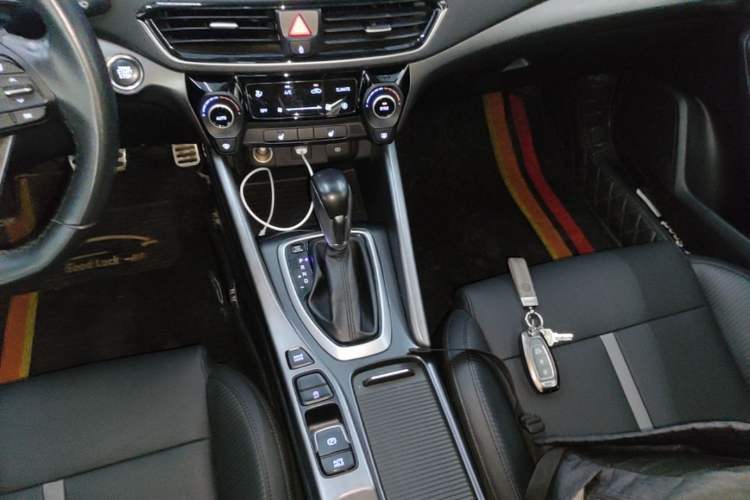 Used Hyundai Lafesta 2019 280TGDi Smart Speed Version China VI Standard Gear Lever