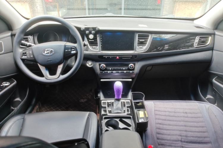 Used Hyundai Mistra 2014 1.8L Automatic Smart GLS Center Console