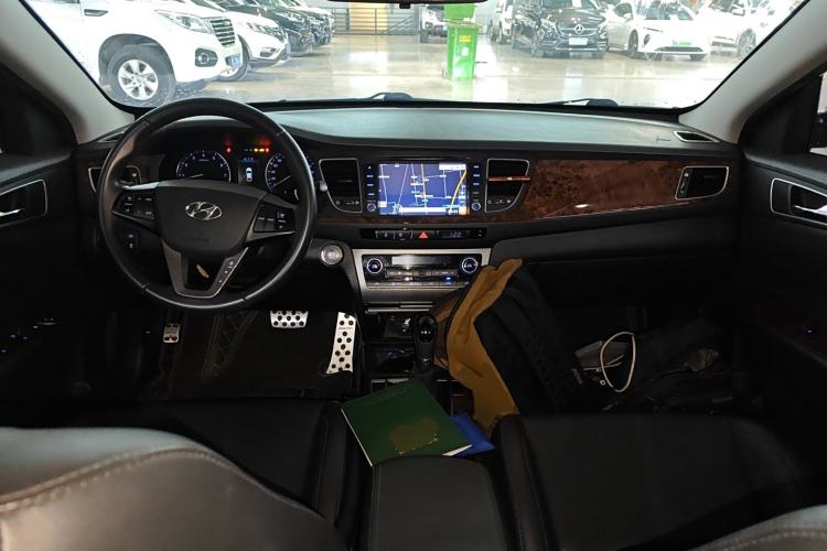 Used Hyundai Mistra 2014 1.8L Automatic Deluxe DLX Model Center Console