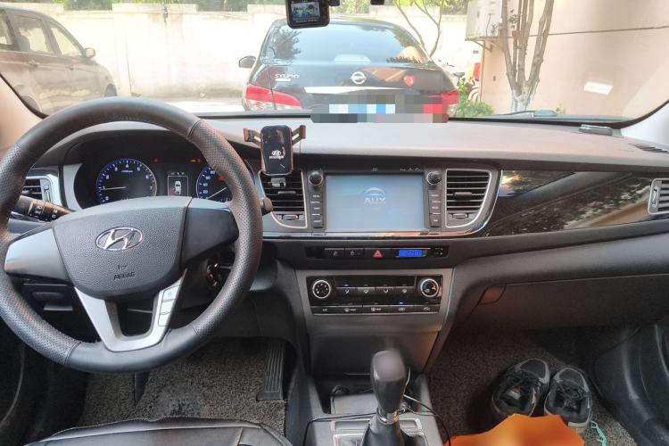 Used Hyundai Mistra 2014 1.8L Manual Comfort GL Model Center Console