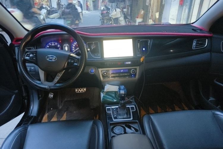 Used Hyundai Mistra 2014 1.8L Automatic Smart GLS Center Console