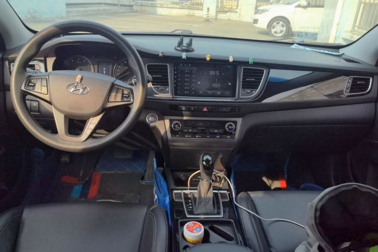 Used Hyundai Mistra 2014 1.8L Automatic Smart GLS Center Console