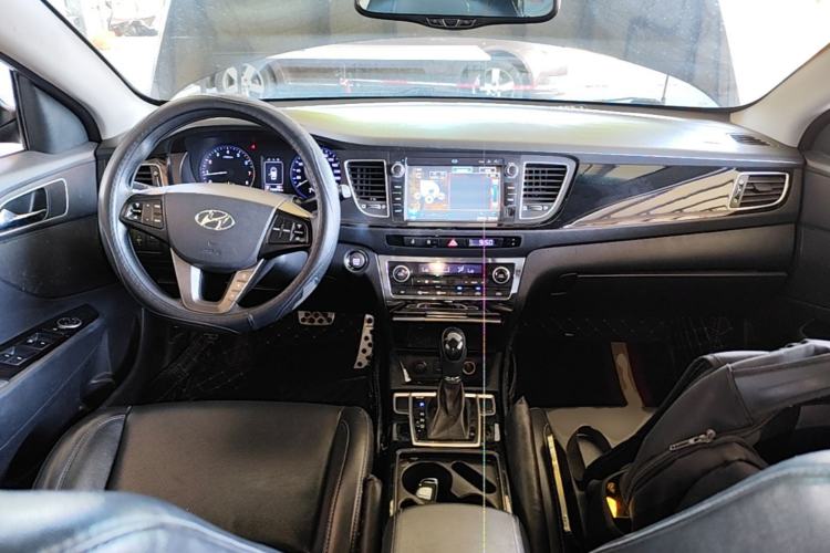 Used Hyundai Mistra 2014 1.8L Automatic Smart GLS Center Console