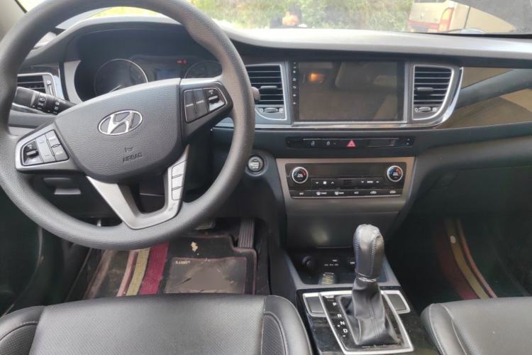 Used Hyundai Mistra 2014 1.8L Automatic Smart GLS Center Console
