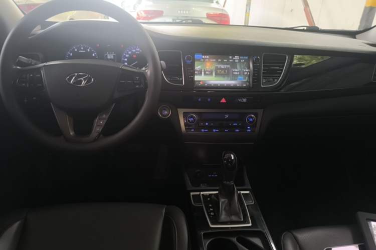 Used Hyundai Mistra 2014 1.8L Automatic Smart GLS Center Console