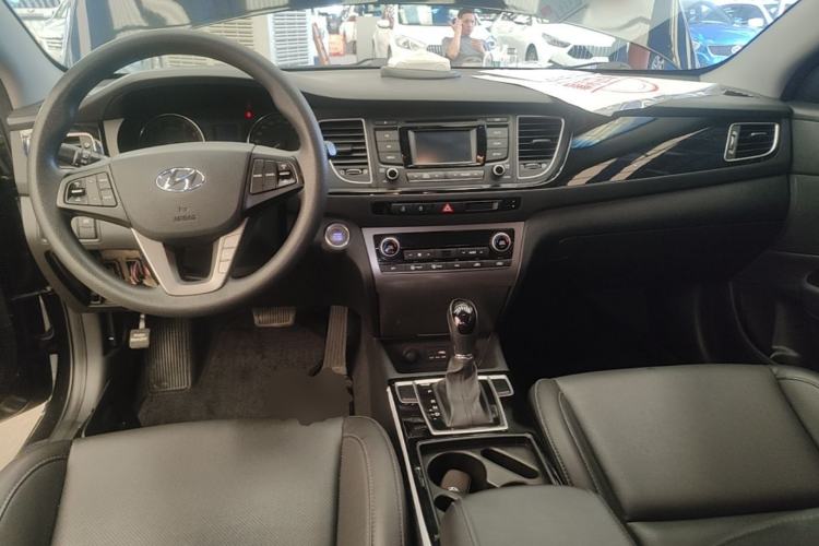 Used Hyundai Mistra 2014 1.8L Automatic Smart GLS Center Console