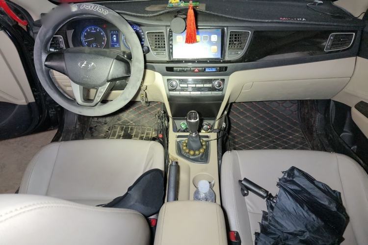 Used Hyundai Mistra 2014 1.8L Manual Comfort GL Model Center Console