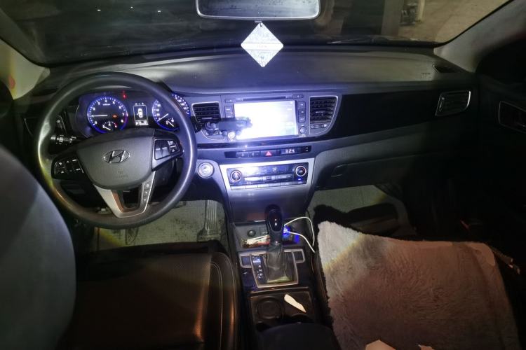Used Hyundai Mistra 2014 1.8L Automatic Smart GLS Center Console