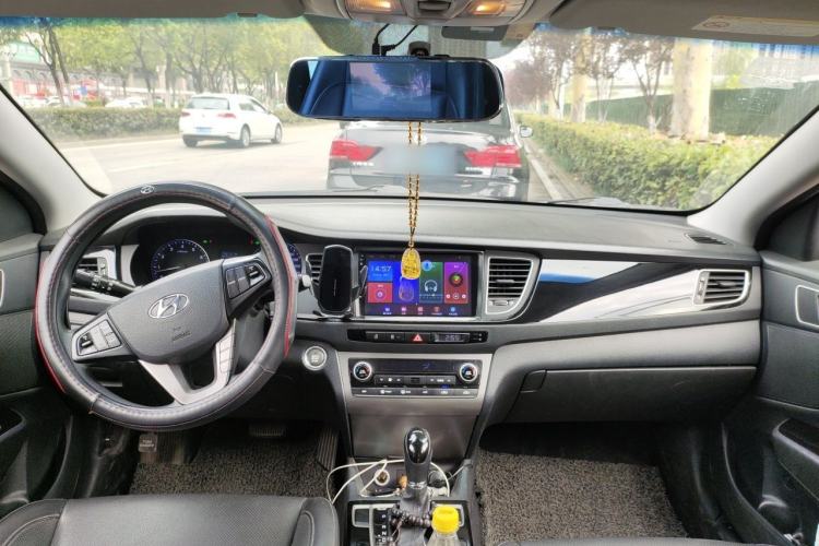 Used Hyundai Mistra 2014 1.8L Automatic Smart GLS Center Console