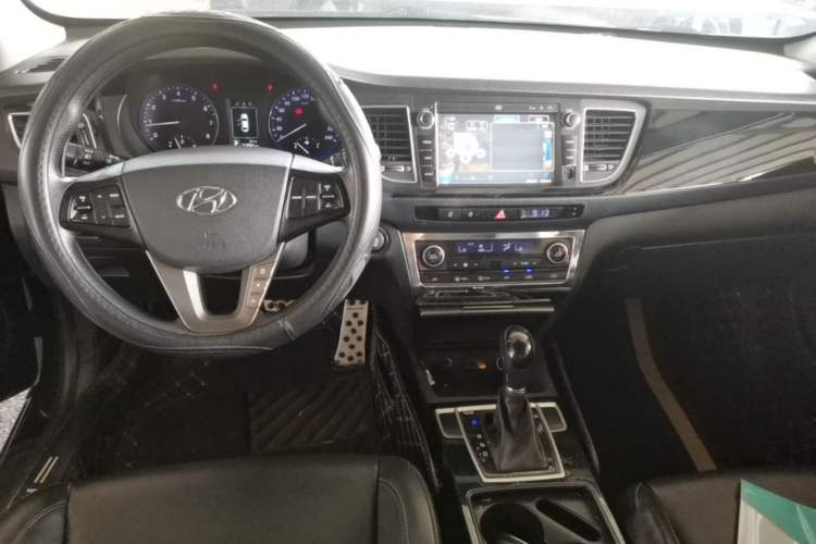Used Hyundai Mistra 2014 1.8L Automatic Smart GLS Center Console