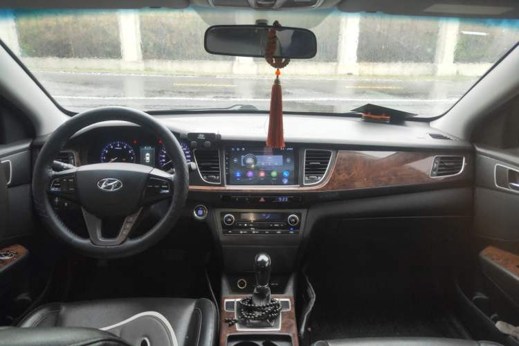 Used Hyundai Mistra 2014 1.8L Automatic Deluxe DLX Model Center Console