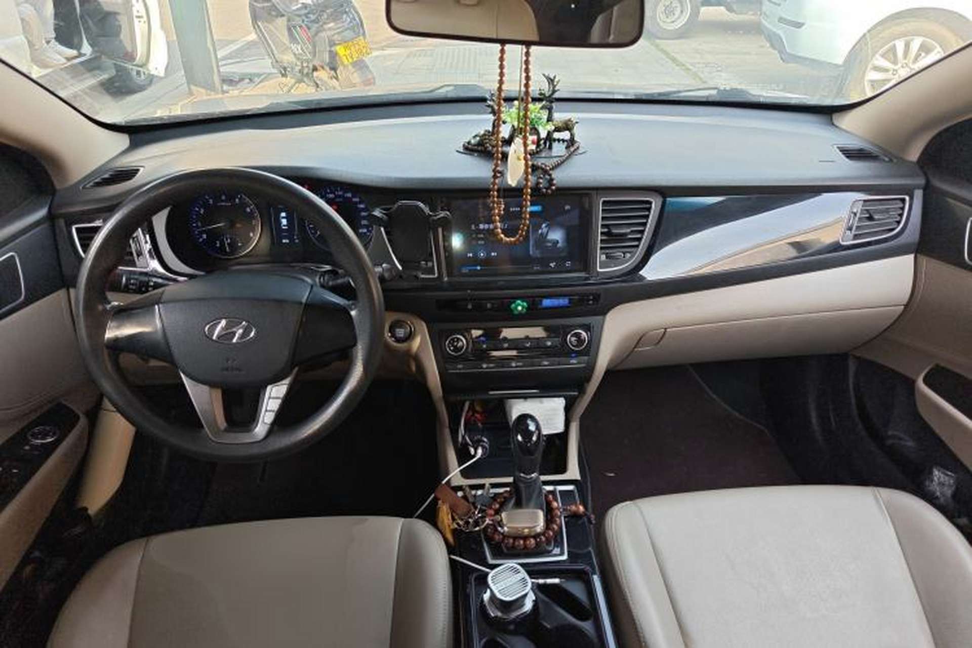 Used Hyundai Mistra 2014 1.8L Automatic Comfort Model GL Center Console