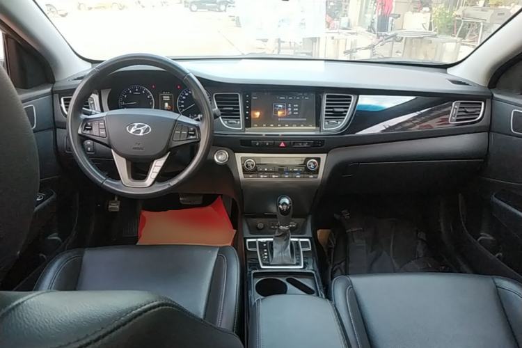 Used Hyundai Mistra 2014 1.8L Automatic Deluxe DLX Model Center Console