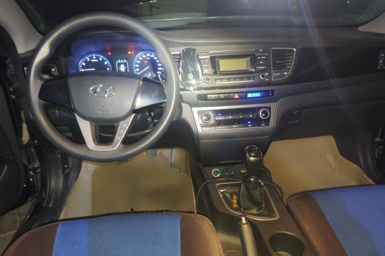 Used Hyundai Mistra 2014 1.8L Manual Comfort GL Model Center Console