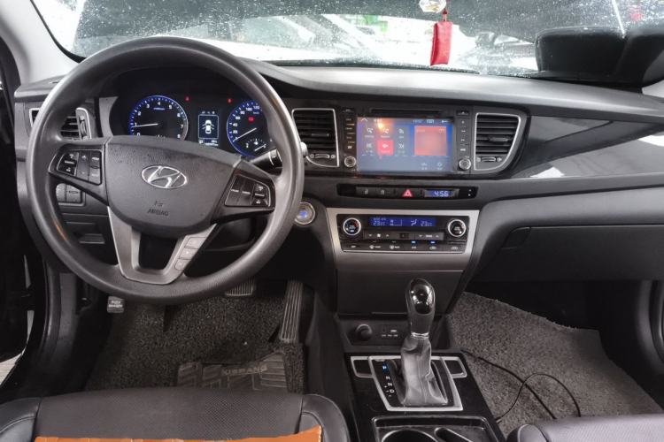 Used Hyundai Mistra 2014 1.8L Automatic Smart GLS Center Console