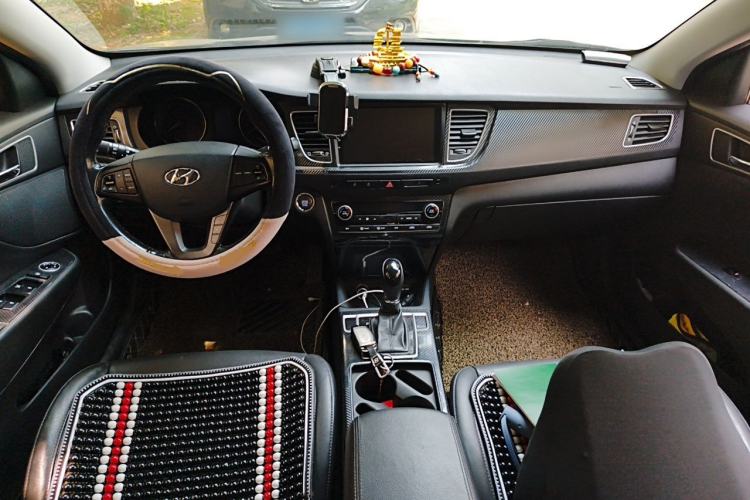 Used Hyundai Mistra 2014 1.8L Automatic Smart GLS Center Console