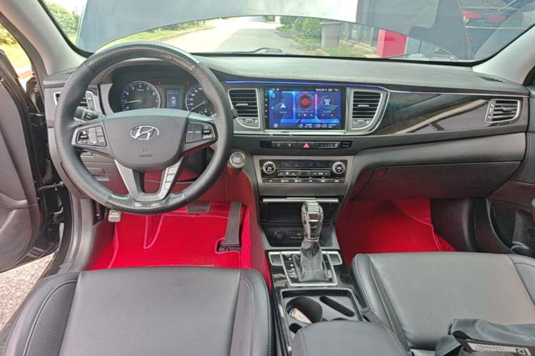 Used Hyundai Mistra 2014 1.8L Automatic Smart GLS Center Console
