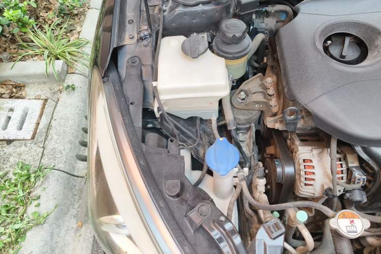 Used Hyundai Mistra 2014 1.8L Manual Comfort GL Model Engine Bay Right
