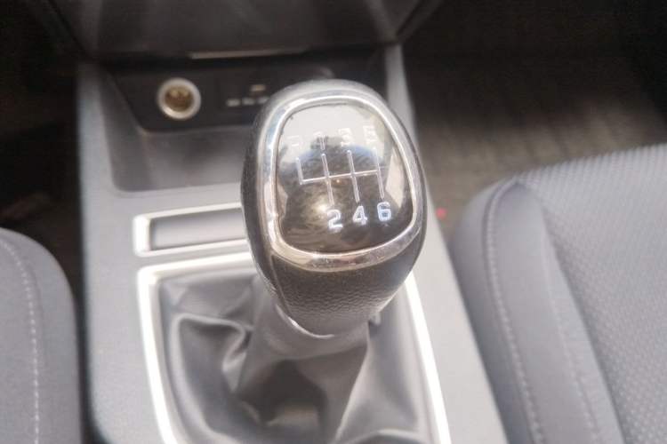 Used Hyundai Mistra 2014 1.8L Manual Comfort GL Model Gear Lever