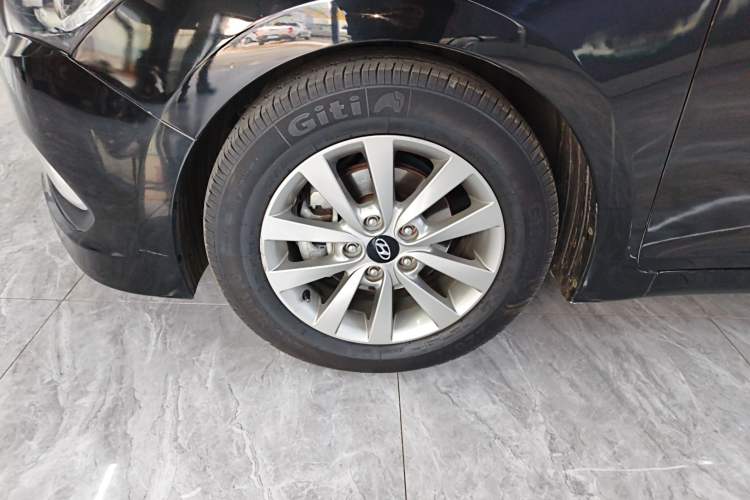 Used Hyundai Mistra 2014 1.8L Automatic Smart GLS Left Front Wheel Hub