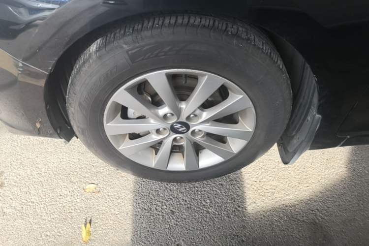 Used Hyundai Mistra 2014 1.8L Automatic Smart GLS Left Front Wheel Hub