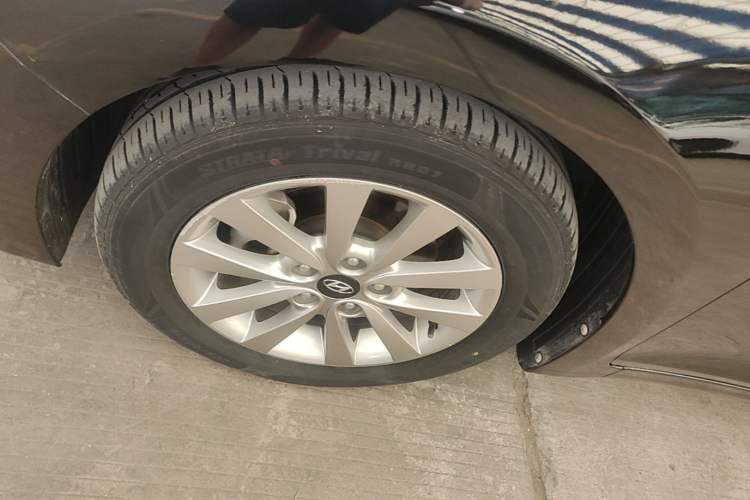 Used Hyundai Mistra 2014 1.8L Automatic Smart GLS Left Front Wheel Hub